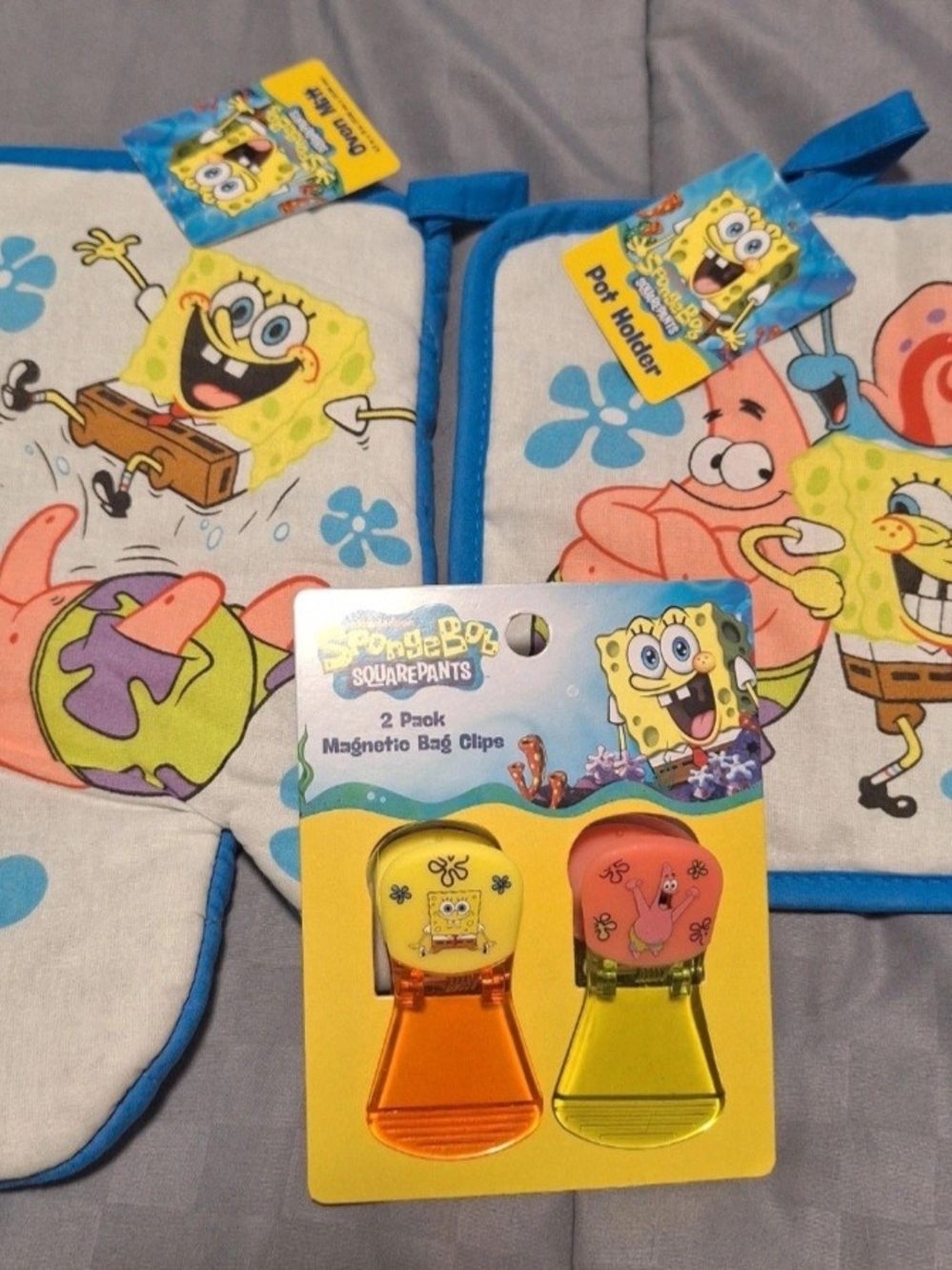 SpongeBob SquarePants 2-Pack Magnetic Bag Clips And Oven Mitts